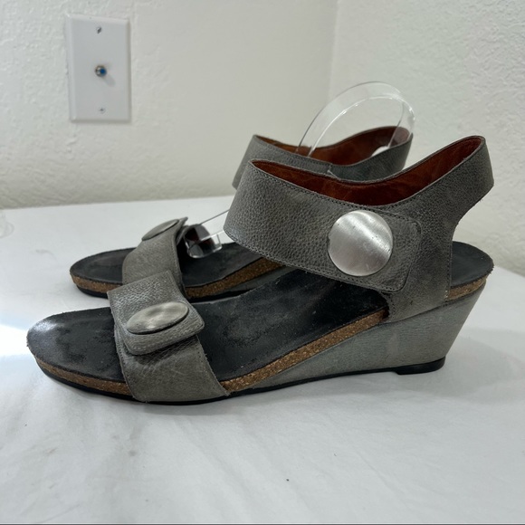 Taos carousel leather wedge Velcro button strap sandals size 42 - Picture 4 of 7
